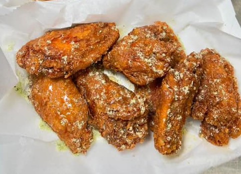 A group of fried chicken wings.